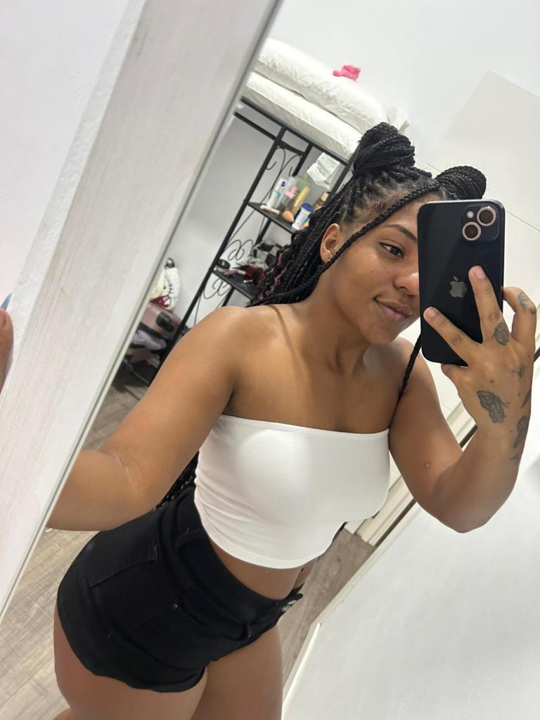 664229984: Chica busca chico en Sevilla