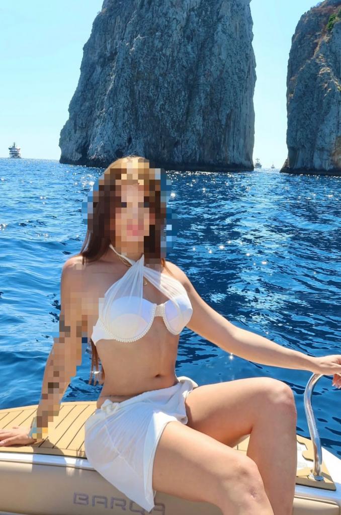 631068754: Chica busca chico en Gerona