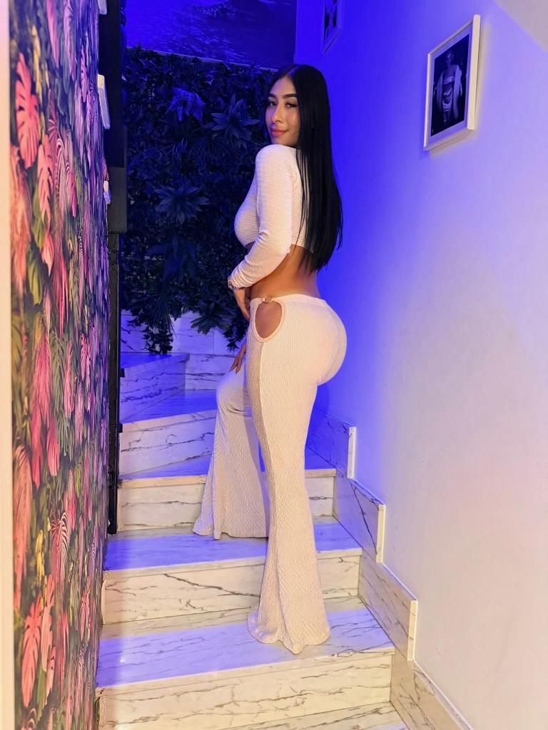 617746381: Chica busca chico en Madrid