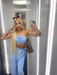 631988942: Chica busca chico en Barcelona