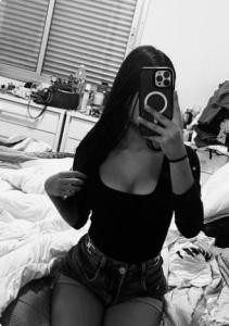 617803841: Chica busca chico en Sevilla