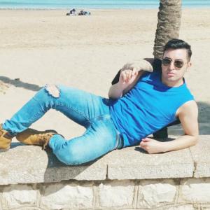 697824404: Chica busca chico en Barcelona