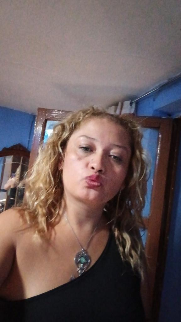 695373415: Chica busca chico en Barcelona