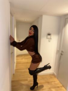 670585602: Chica busca chico en Sevilla