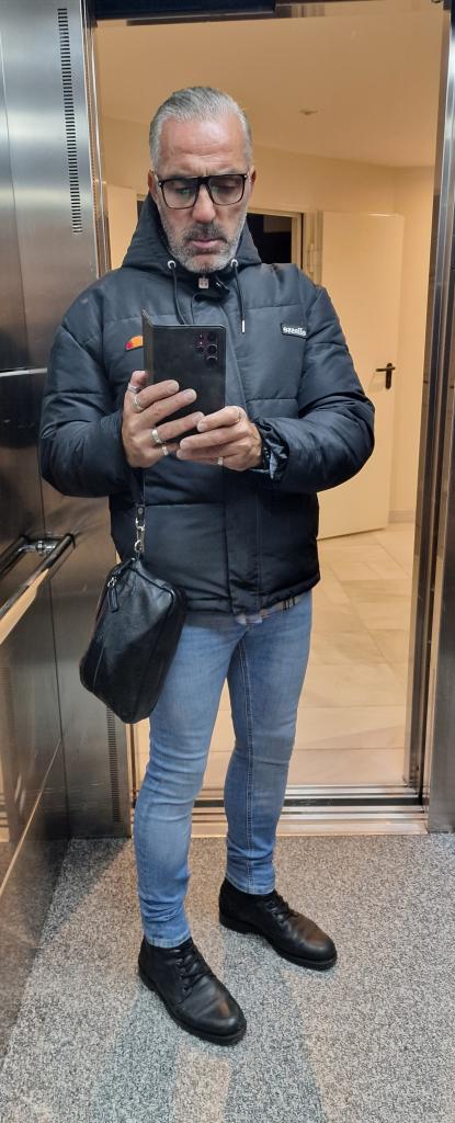 Chico busca chica en Granada: 