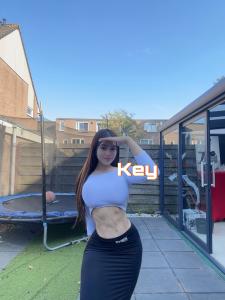 654697474: Chica busca chico en Barcelona