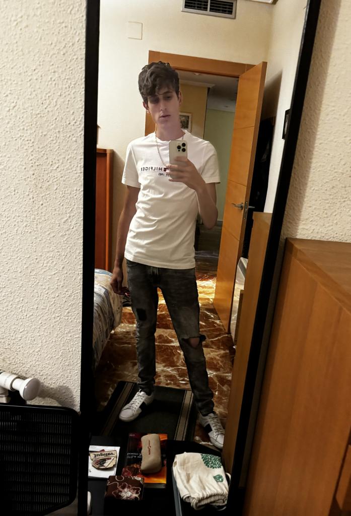 642339869: Chico busca chica en Barcelona