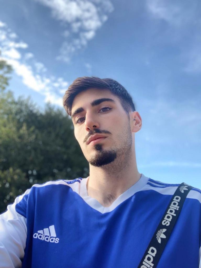 Chico busca chica en Sevilla: 