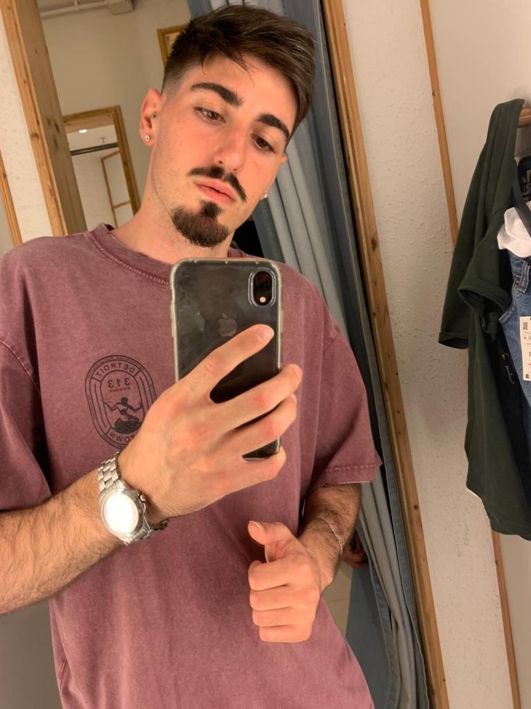 Chico busca chica en Sevilla: 