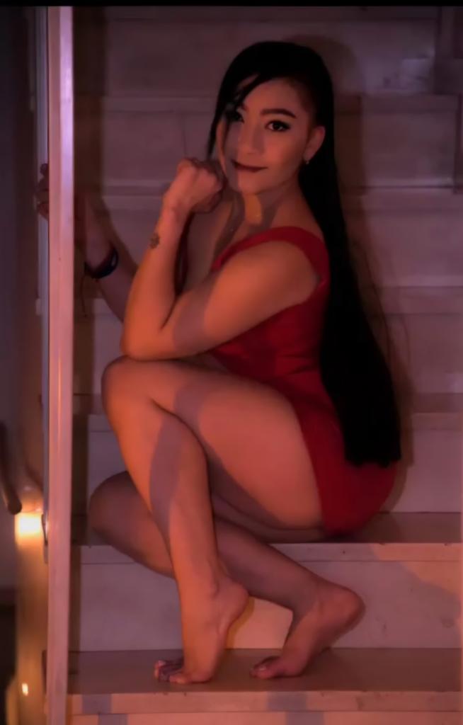 613908909: Chica busca chico en Barcelona