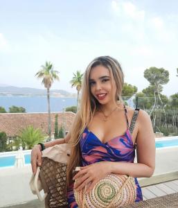 645708528: Chica busca chico en Gerona