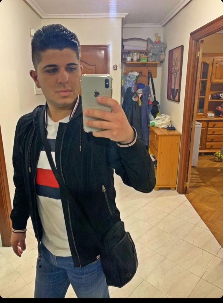 631341789: Chico busca chica en Lugo